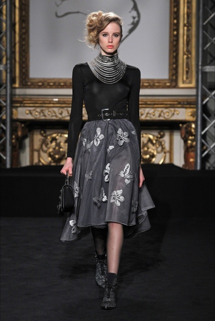 Quirine Engel shows Milan Fall 2016 Rocco Barocco