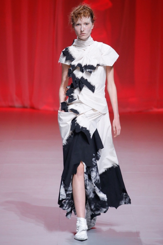 Laïs van Niel shows Paris Spring 2017 Aganovich