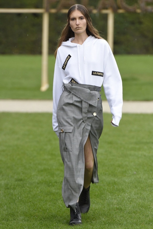 Laïs van Niel shows Paris Spring 2017 Each X Other