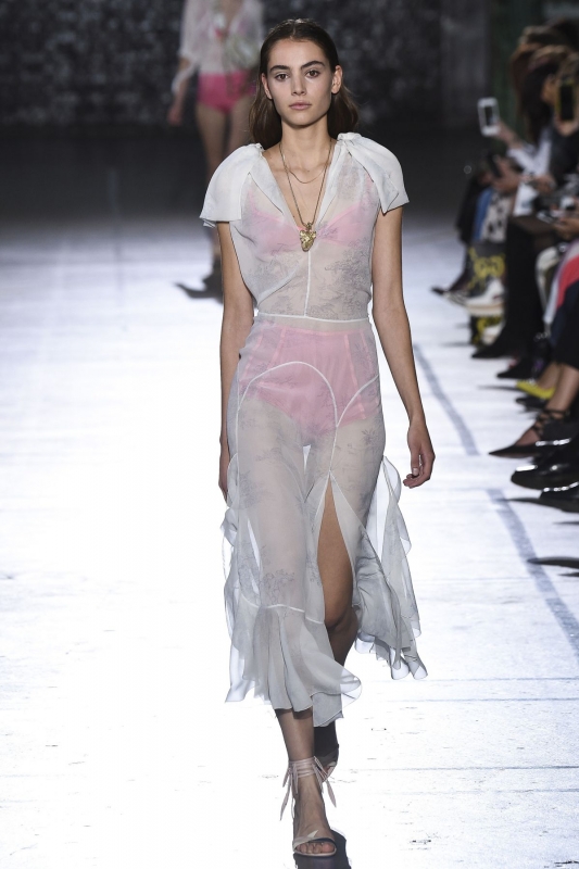 Romy Schönberger shows Parijs Spring 2017 John Galliano