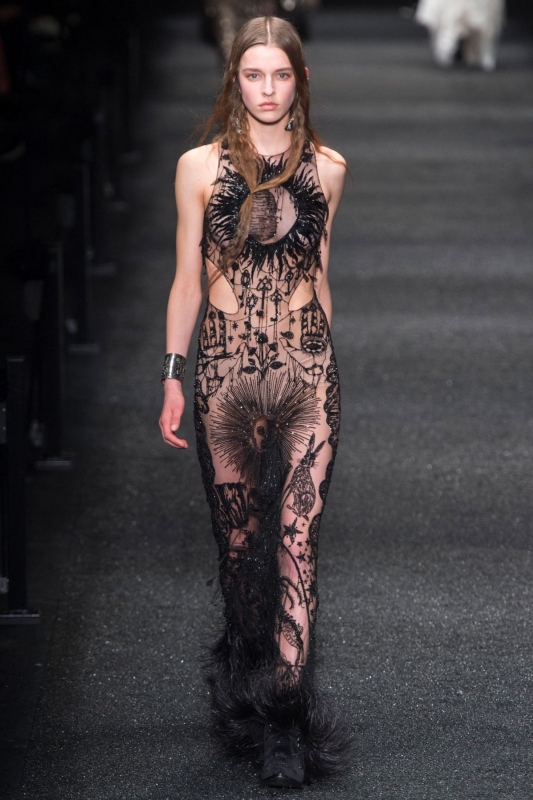 Merel Zoet shows Paris FW 2017 Alexander Mcqueen