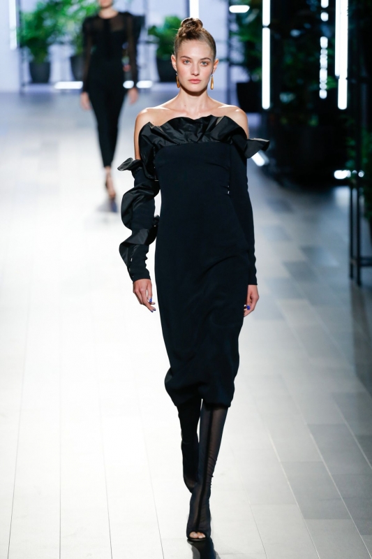 Sanne Vloet shows New York SS 2018 Cushnie et Ochs