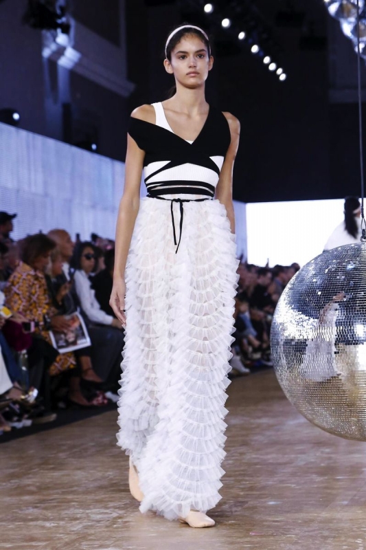 Nikki Vonsee shows Paris SS 2018 Moncler Gamma Rouge
