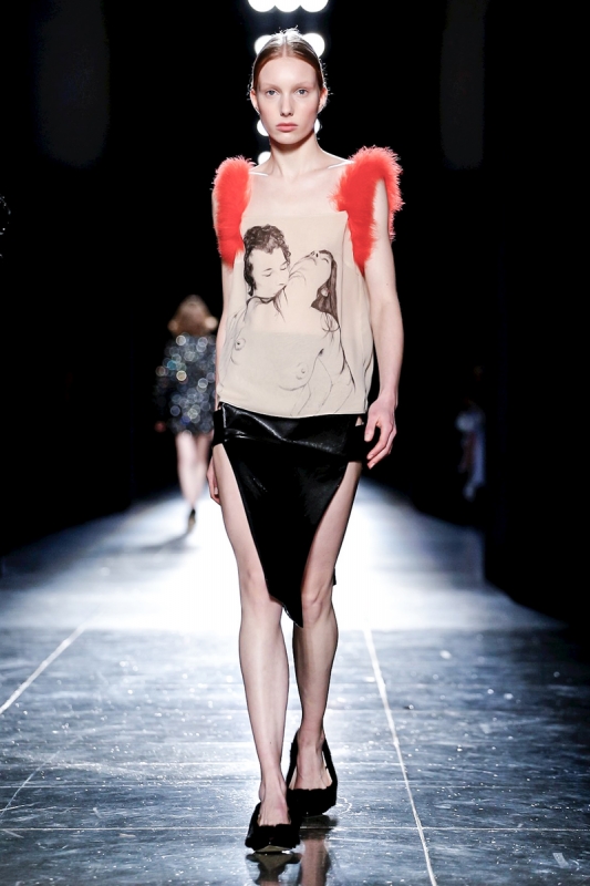 Demy de Vries shows London Fall 2018 Christopher Kane 