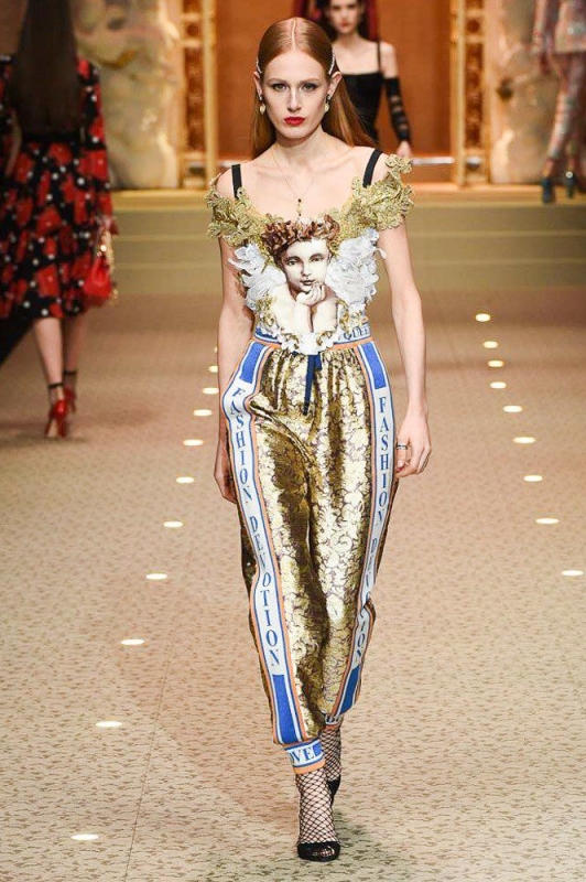 Melody Vroom shows Milan Fall 2018 Dolce  Gabanna 