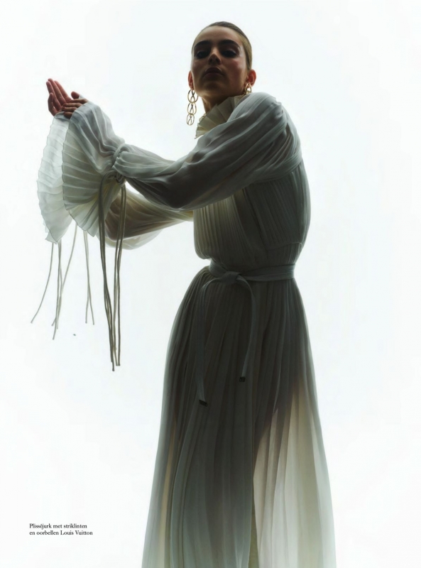 Romy Schönberger in an impressive story for Dutch Harpers Bazaar December 2018, photographed by Tim Verhallen, Styled by Astrid Schilders, Hair by Daan Kneppers and make-up by Anita Jolles 