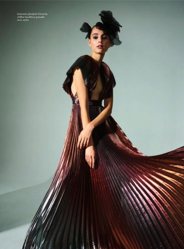 Romy Schönberger in an impressive story for Dutch Harpers Bazaar December 2018, photographed by Tim Verhallen, Styled by Astrid Schilders, Hair by Daan Kneppers and make-up by Anita Jolles 