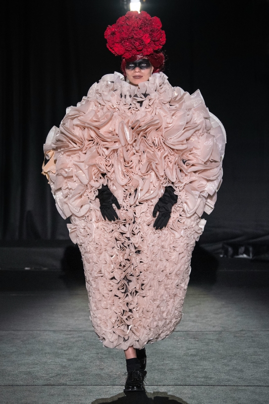 Dramatic opening for Elisa Hupkes at the show for Noir Kei Niomiya Fall 2019 