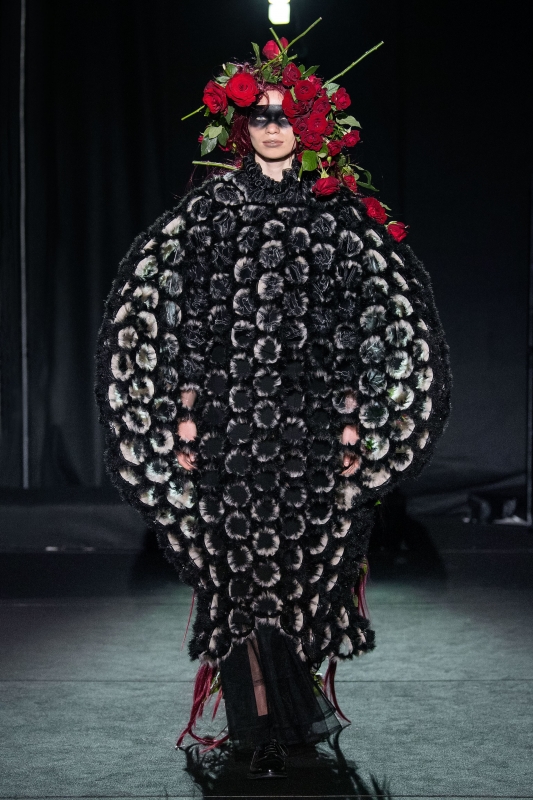 Dramatic opening for Elisa Hupkes at the show for Noir Kei Niomiya Fall 2019 